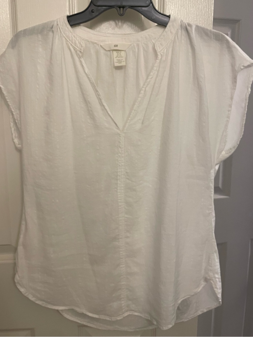 H & M white v- neck cap sleeve top, Sz XS